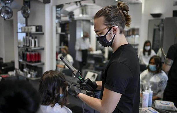 «Mi hanno proposto soldi in più per andare a casa»: parrucchieri e barbieri, l'obbligo di green pass rischia di favorire il lavoro in nero 