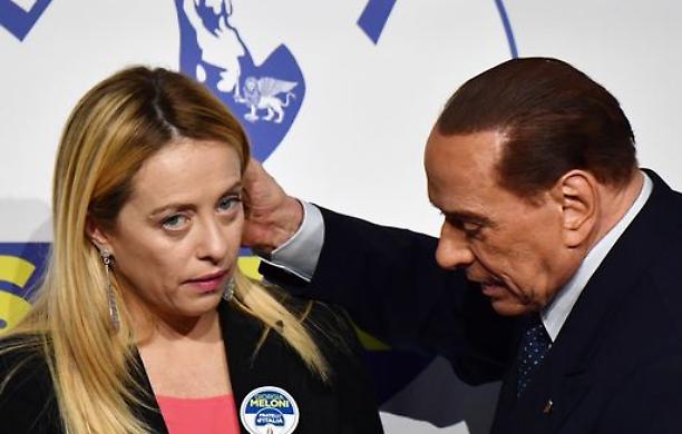 L'ipoteca di Berlusconi su Draghi al governo fino alla fine della legislatura fa indignare Meloni che vuole il voto dopo il Colle