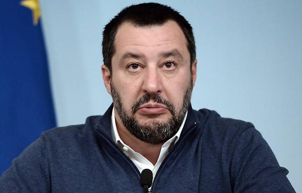 Salvini si prepara a un'altra figuraccia : "Chiederò a Draghi di allentare le restrizioni"