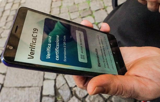 Follie ai tempi del pass, il giudice riammette Antonio alla mensa: «Illegittimo chiedere il green pass agli utenti dei centri socio sanitari»