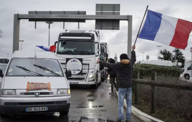 300 veicoli del "Convoglio della libertà" marciano su Bruxelles: «Ci stanno rubando la libertà poco alla volta, in modo insidioso»