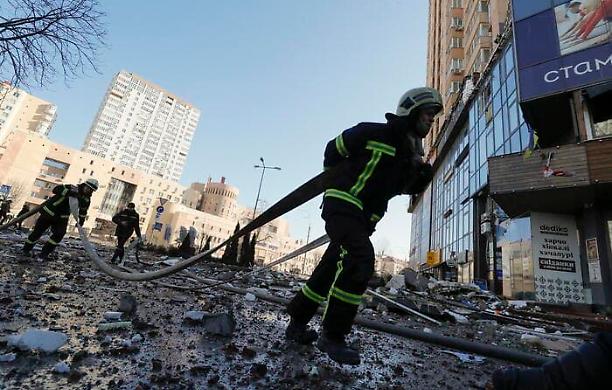 Dall'Italia 110 milioni di euro al governo di Kiev. Di Maio: «Lavoriamo per la pace»