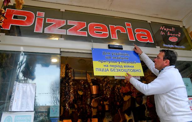 "Pizza gratis a tutti gli ucraini che a Napoli hanno trovato rifugio dalla guerra": l'iniziativa di un ristoratore