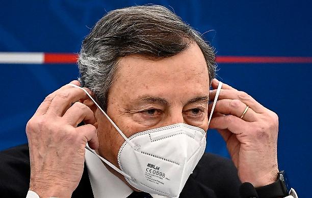 «Un abbraccio, non green pass» ai profughi ucraini (giusto), un calcio nel sedere agli italiani obbligati. Mollicone: «Draghi si copre di ridicolo»
