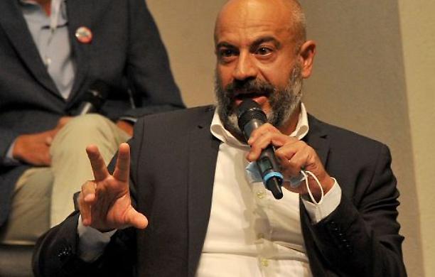 Paragone: «Dopo aver tolto gli stipendi ai lavoratori col green pass, che fine ha fatto l'uomo dei miracoli Draghi per salvare gli italiani dal caro bollette?»