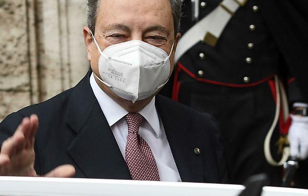 Anche la Francia dice addio al green pass, con Draghi siamo rimasti l'ultima frontiera delle barzellette