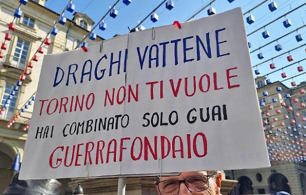 Clamorosa protesta contro Draghi a Torino con lancio di bottiglie di vetro e petardi di grosse dimensioni