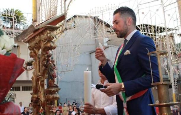 Senza mascherina in processione, multa di 300 euro al sindaco di Acquaro in Calabria