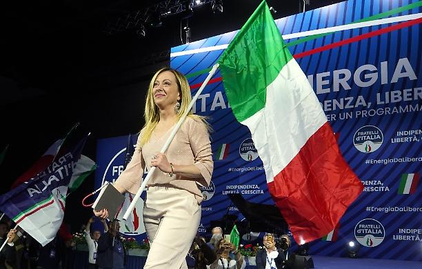 Giorgia Meloni indica agli alleati la rotta per il governo dell'Italia: «Voi surfisti, noi navigatori»