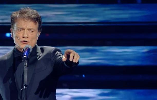 Solo tanta paura e una costola rotta per Massimo Ranieri caduto al "Diana" di Napoli
