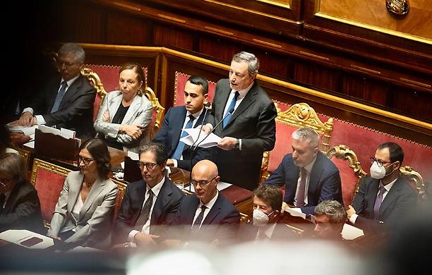 Draghi si crede il padreterno e chiede la sottomissione di tutti per andare avanti