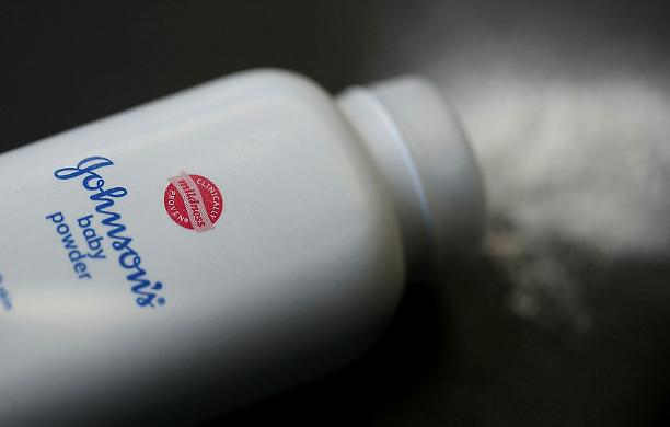 La Johnson and Johnson ritira il suo talco assassino per bambini, a base di amianto