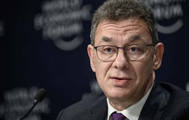 La burla del Covid per Bourla, numero uno di Pfizer: contagiato con 4 dosi di vaccino