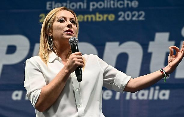 400 giornalisti da tutto il mondo per la notte elettorale con Meloni nell'albergo che fu il quartier generale della gloria dei 5 Stelle 