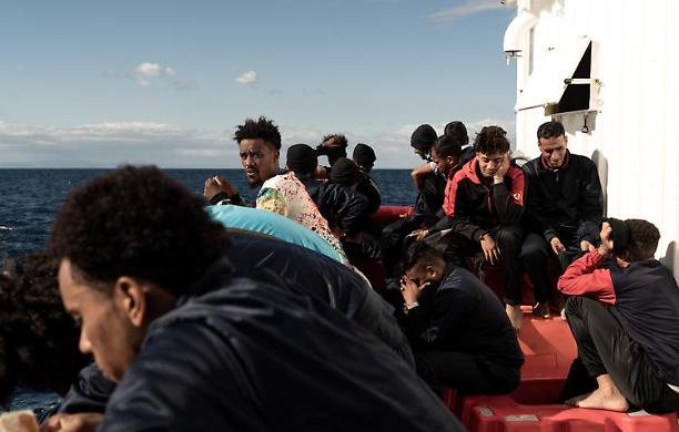 Migranti, l'accusa di Italia, Grecia, Malta e Cipro con avviso all'Ue: le Ong sono fuorilegge