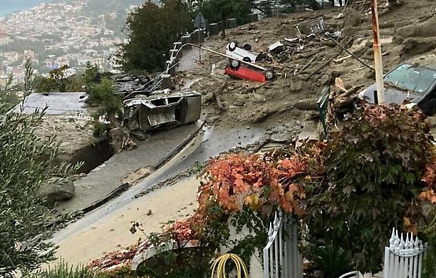 Ischia bella e fragile: la frana che l'ha trascinata, con morti, sfollati e dispersi