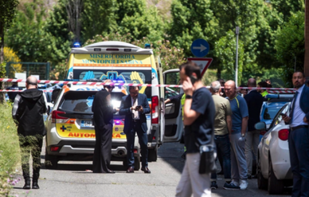 Roma, femminicidio: poliziotta uccisa a colpi di pistola nell'androne di casa. L'assassino, un collega, si è tolto la vita poco dopo