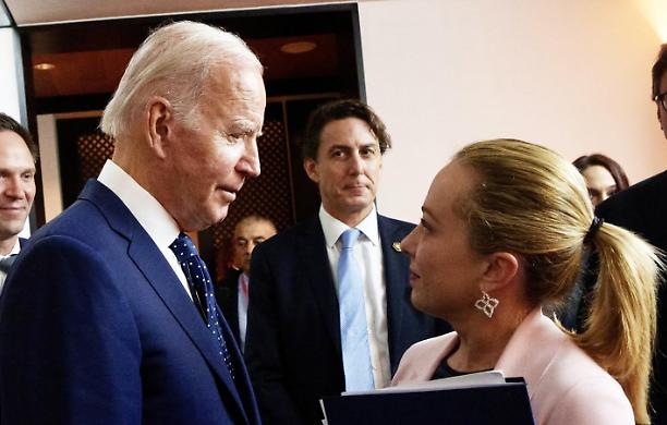 Biden neppure si cura della ossequiosa Meloni per il consulto dei grandi sulla Russia