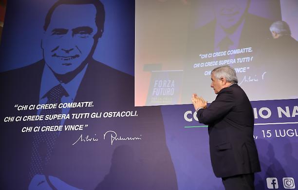 Ecco la nuova Forza Italia, Tajani si "abbassa" a segretario unico: «Solo Berlusconi è il presidente»