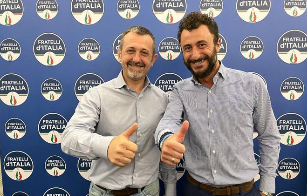 Fratelli d'armi: è bufera sui meloniani Delmastro e Pizzolo per il Capodanno di fuoco a Rosazza, «uno dei borghi esoterici più misteriosi d'Italia»