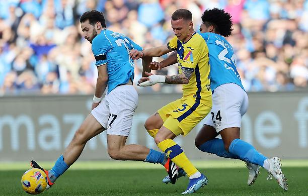 Napoli-Verona: una rimonta all'ultimo respiro. La magia di Kvaratskhelia e l'esordio di Ngonge.