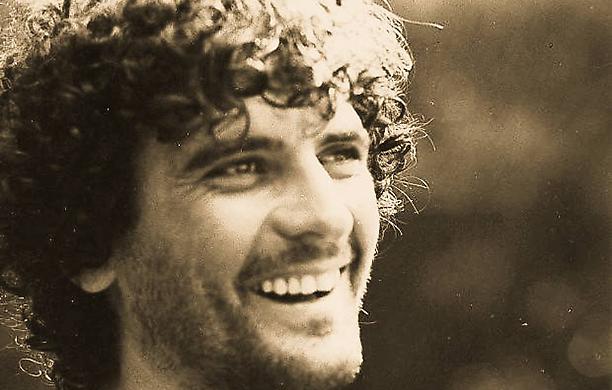 Massimo Troisi: Un Sorriso Indelebile nel Cuore di Napoli