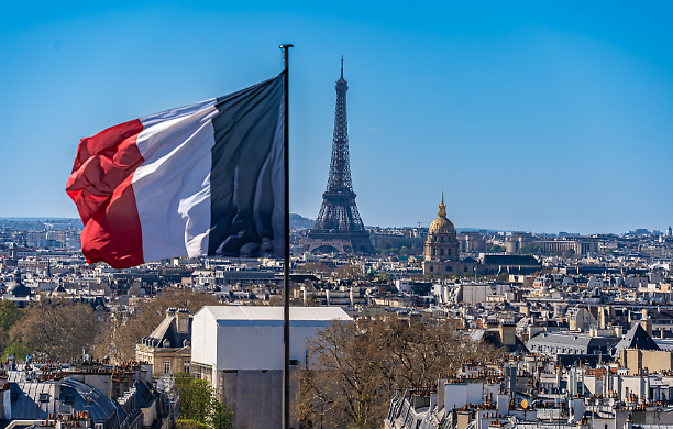 La Francia al Voto: Un Paese in Bilico tra Vecchie Alleanze e Nuove Sfide