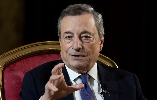 Toh, in Parlamento ha il coraggio di farsi rivedere Draghi. Borghi (Lega): "E' come Fonzie, non riesce proprio a dire che ha sbagliato"