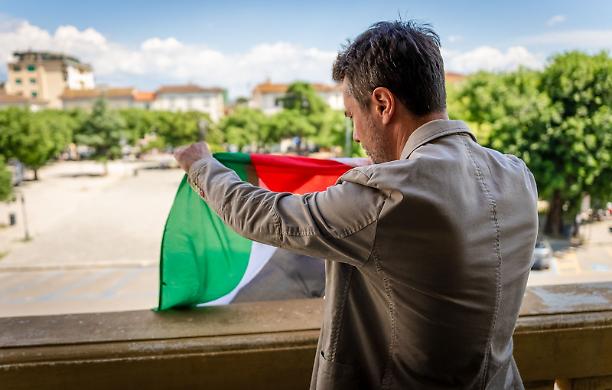 Sesto Fiorentino contro lo sterminio a Gaza: il Comune espone la bandiera della Palestina 