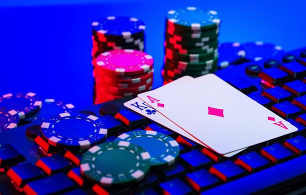 L’evoluzione del poker online tra regolamentazione e libertà digitale