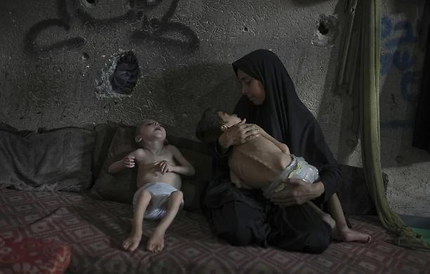 Save the Children: "Bambini lasciati morire di fame intenzionalmente a Gaza" da Netanyahu.