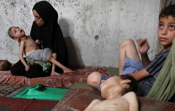 Altri 107 bambini uccisi per fame a Gaza, le persone sterminate da Netanyau sono diventate 61.827