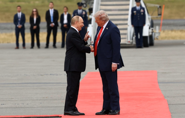Applausi, sorrisi e una "Bestia" per due: inizia così il vertice tra Putin e Trump che potrebbe durare anche 6 ore