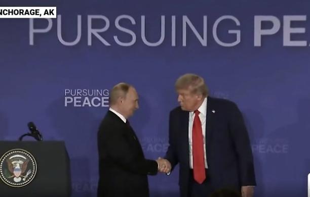 Nessun cessate il fuoco in Ucraina dall'incontro tra Trump e Putin: tanti convenevoli e un "arrivederci a Mosca"