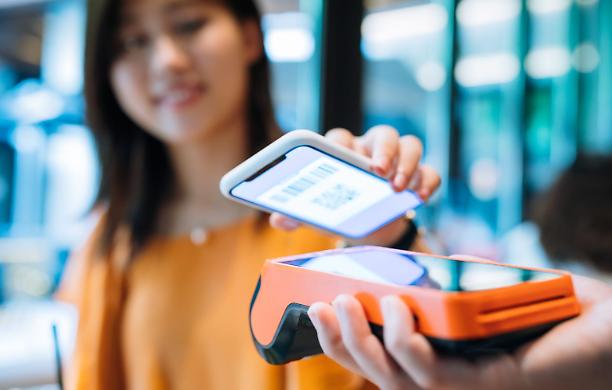 Un futuro cashless in Italia? Come cambia la vita quotidiana tra micropagamenti e identità digitale