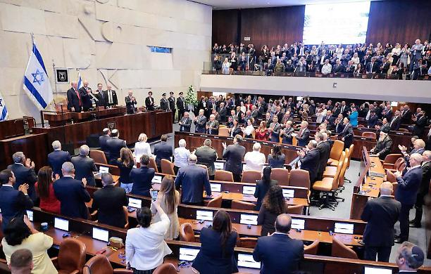 Trump contestato nel Parlamento di Israele con cartelli "genocidio": i deputati sono stati allontanati
