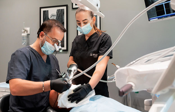 Dott. Roland Zhuka: il dentista formato a Londra che restituisce il sorriso agli italiani