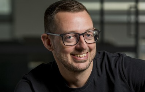 Algoritmo in comando: perch&eacute; delegare la voce della tua azienda all'AI pu&ograve; indebolire il posizionamento