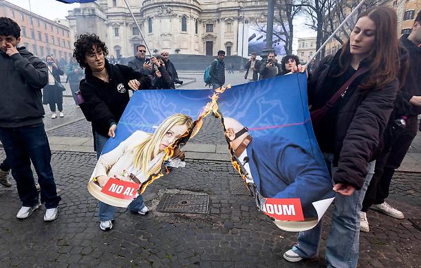 Referendum, in piazza a Roma per il "No": bruciati  manifesti con Meloni, Nordio e Netanyahu 