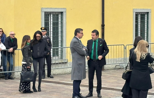 Salvini contestato ai funerali di Bossi: &laquo;Molla la camicia verde&raquo;. Applausi per Zaia