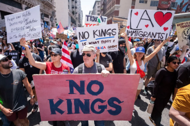 In America 2.500 marce contro Trump: «Non vogliamo un re»