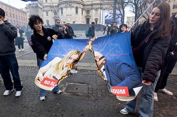 Referendum, in piazza a Roma per il "No": bruciati manifesti con Meloni, Nordio e Netanyahu